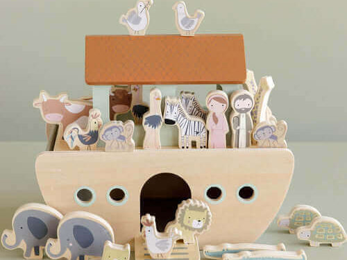 Brinquedo de madeira em forma de barco com figuras de animais e personagens, ideal para crianças de 2 anos.
