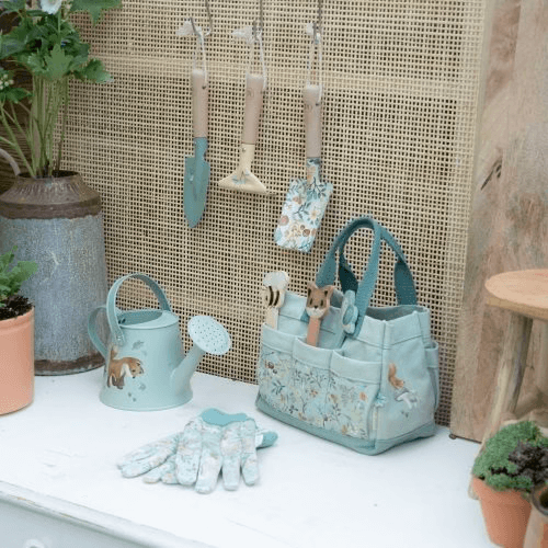 Conjunto de jardinagem 10 peças da Little Dutch em verde, com ferramentas, regador e luvas de jardinagem.