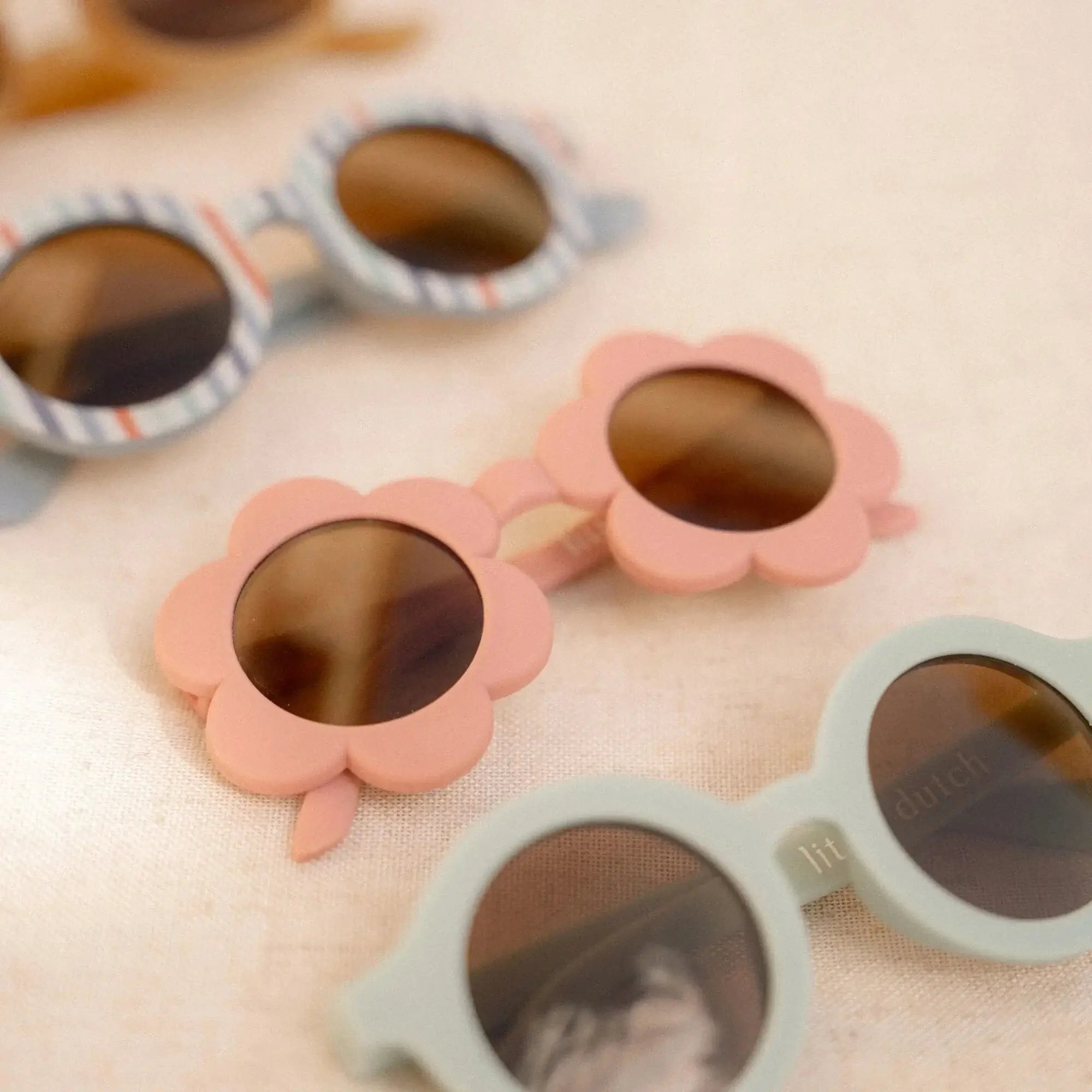 Óculos de sol infantis Flower Pink da Little Dutch em design florido, protegendo os olhos e complementando looks de verão.