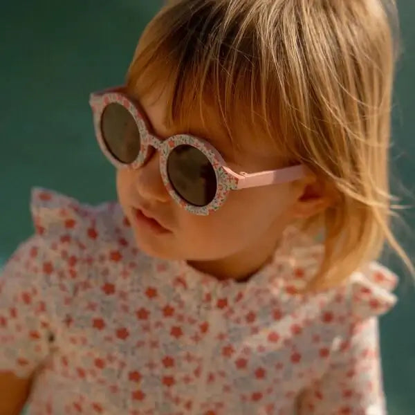 Óculos de sol infantis Round Flowers da Little Dutch, protegendo os olhos da criança com estilo e conforto.