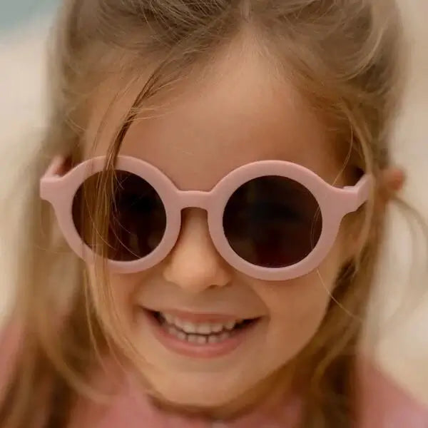Óculos de sol de criança redondos rosa claro da Little Dutch, ideais para proteção e estilo no verão.