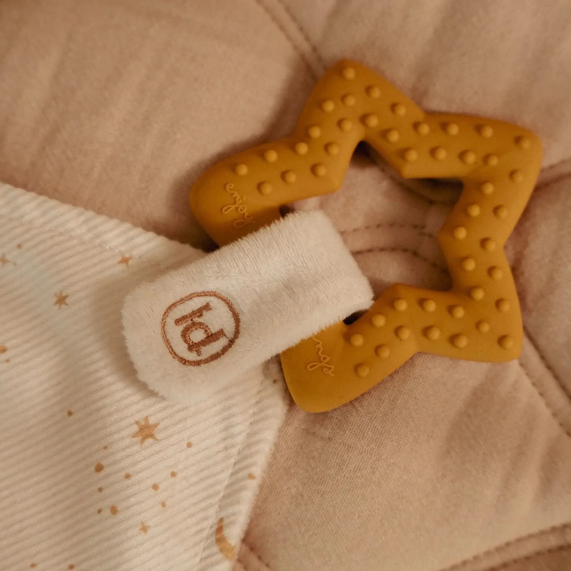 Doudou com anel de dentição da Little Dutch, oferecendo conforto e alívio para o bebé durante a dentição.