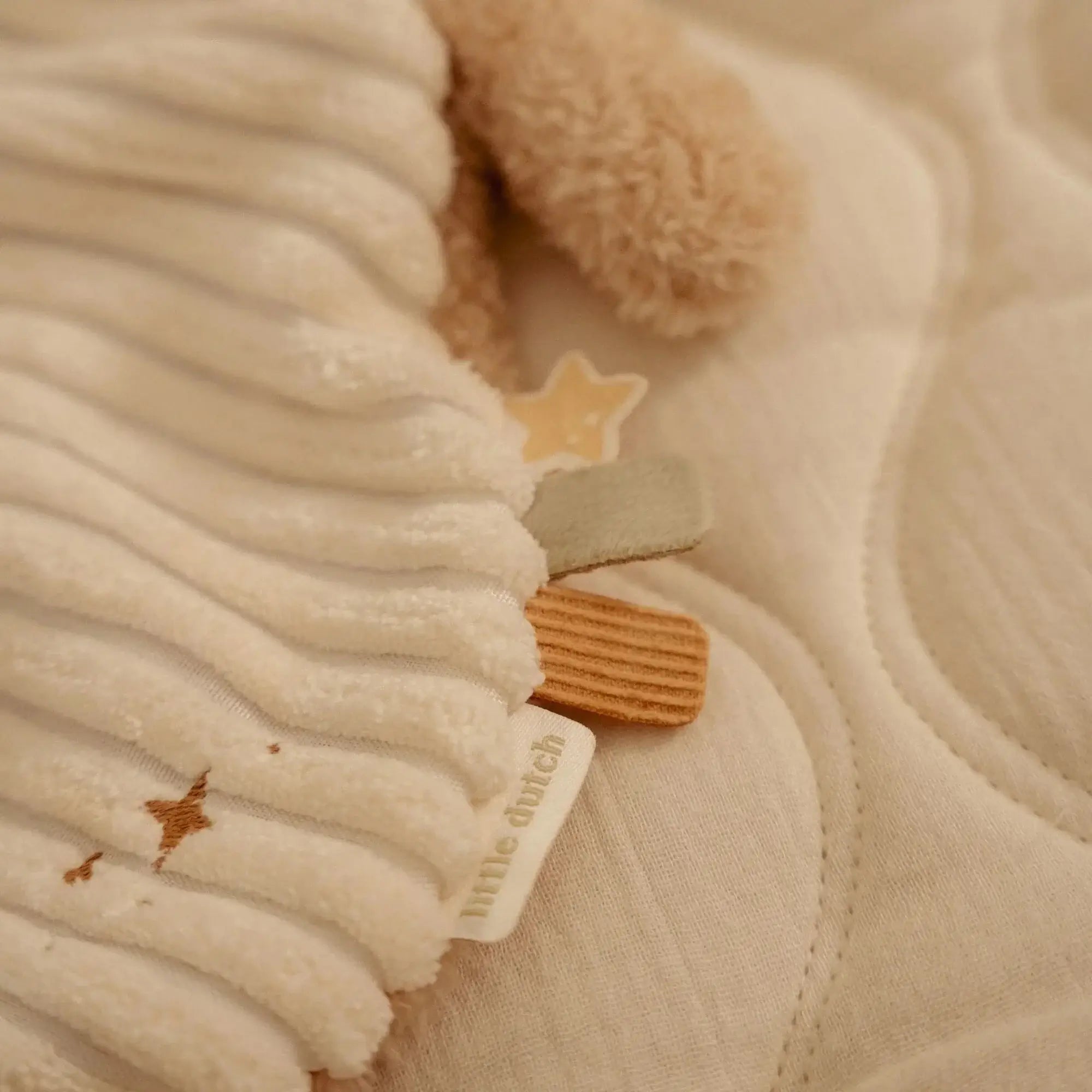 Doudou Coelho beige plush toy for newborns, featuring soft textures and calming colors, ideal for comforting babies.