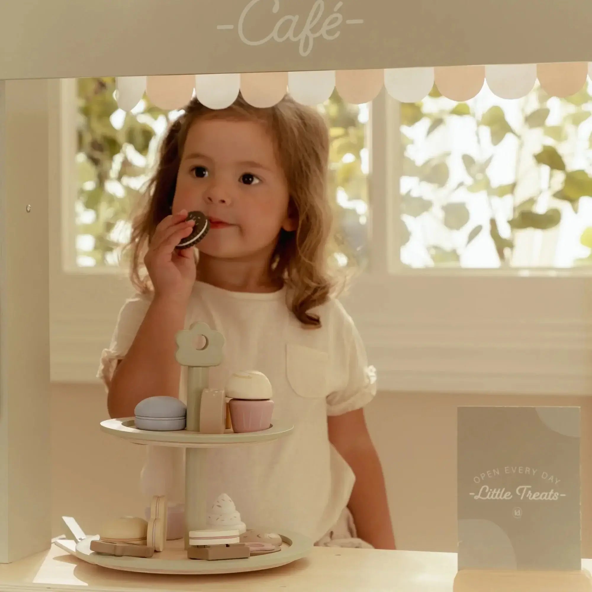 Bandeja de Bolos Little Dutch com doces coloridos, ideal para brincar de chá da tarde.