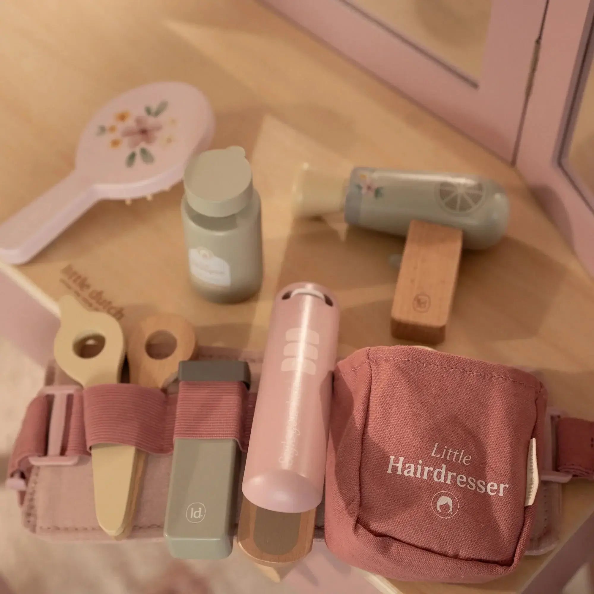 Conjunto de Cabeleireiro Little Dutch com acessórios de madeira em bolsa rosa para brincar de cabeleireiro.