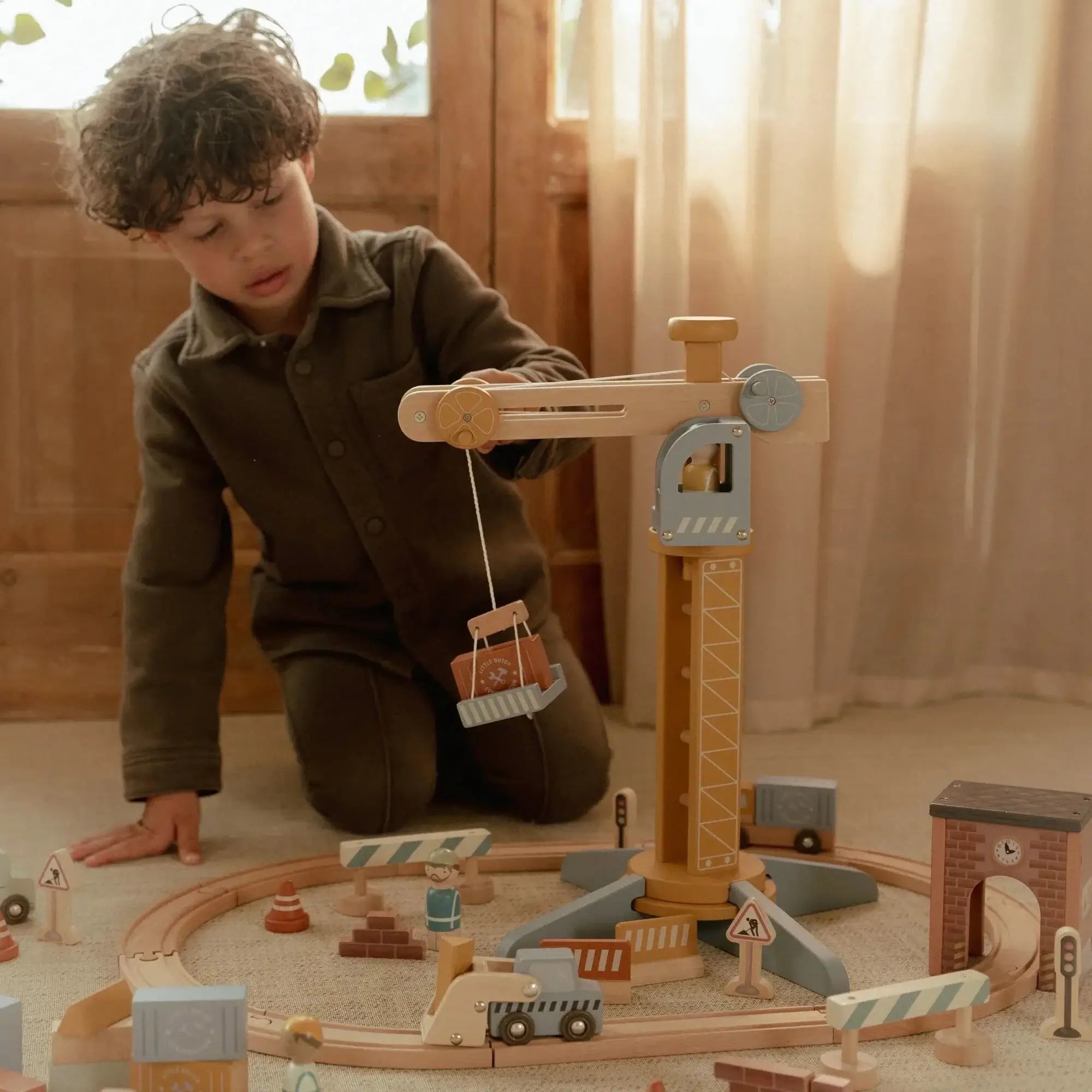 Pista com Grua de Construção - Little Dutch, criança brincando com conjunto de construção em madeira.