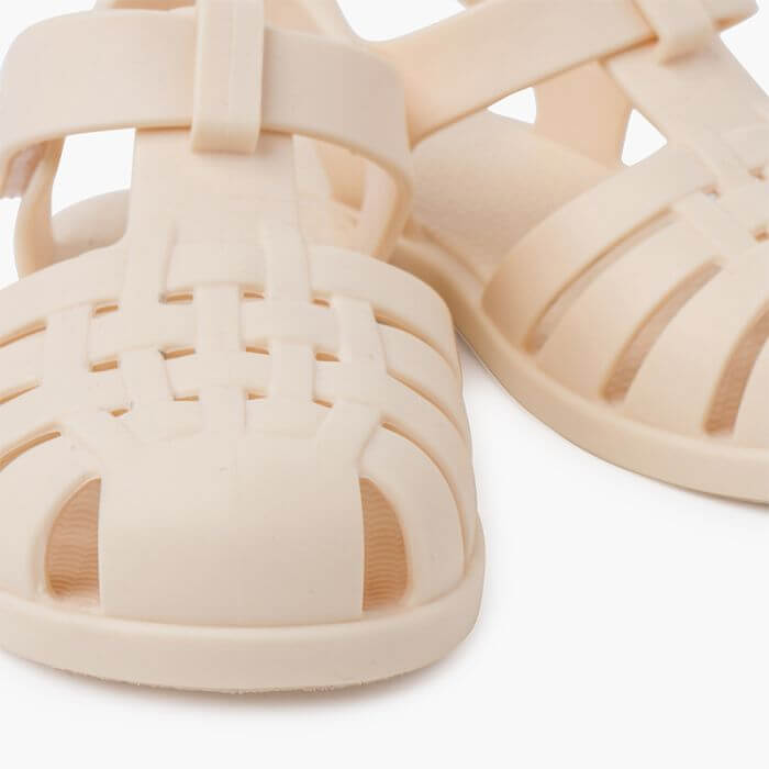 Igor sandálias de criança tamanho 23 em marfim, perfeitas para o verão e brincadeiras na praia.