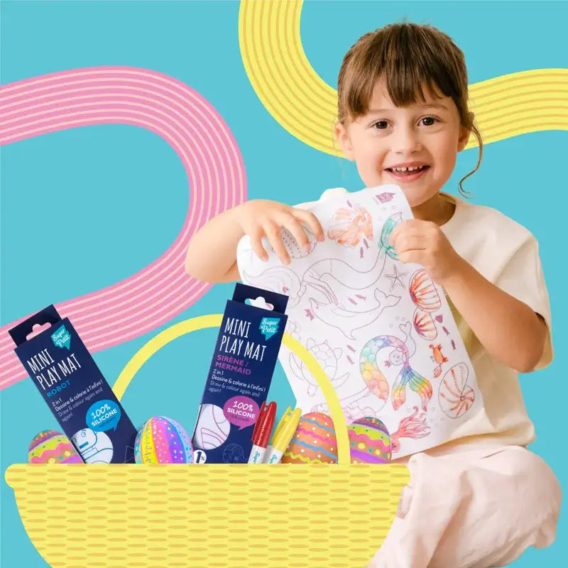 Criança sorridente segurando um desenho em um tapete de atividades colorido com ovos decorados.