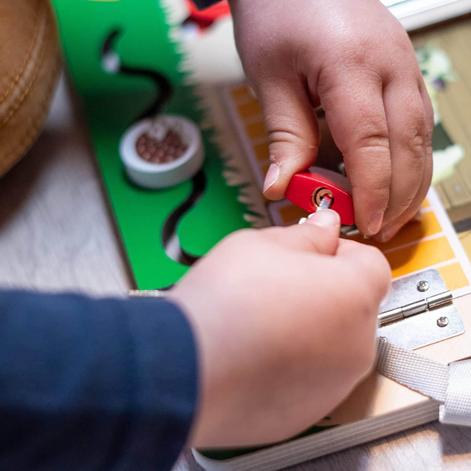 Lockboard / Tabuleiro de fechaduras e atividades | MAX&LEA - Mini-Me - Baby & Kids Store