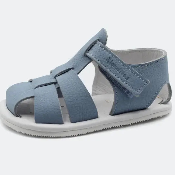 Sandálias Blanditos Costa 2025 em azul, design fechado ao calcanhar, ideal para crianças brincando ao ar livre.