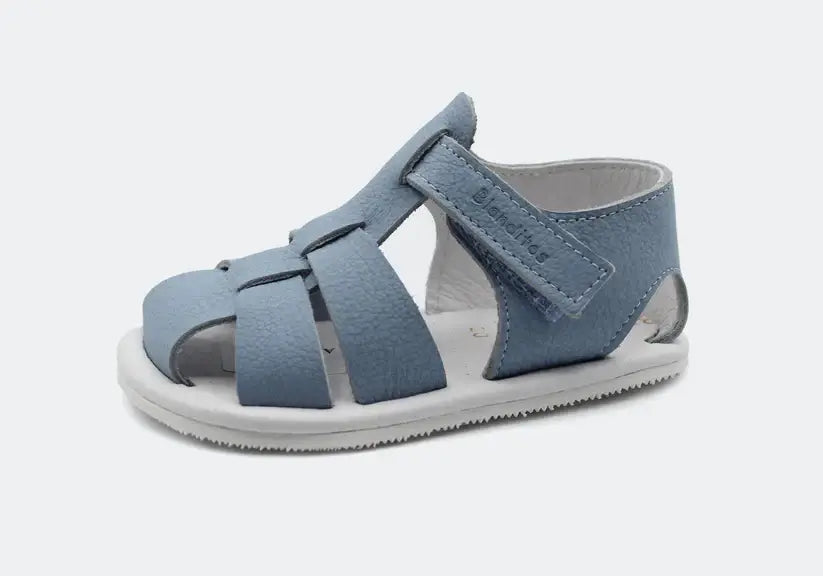 Sandálias Blanditos Costa 2025 em azul, design fechado ao calcanhar, ideal para crianças brincando ao ar livre.