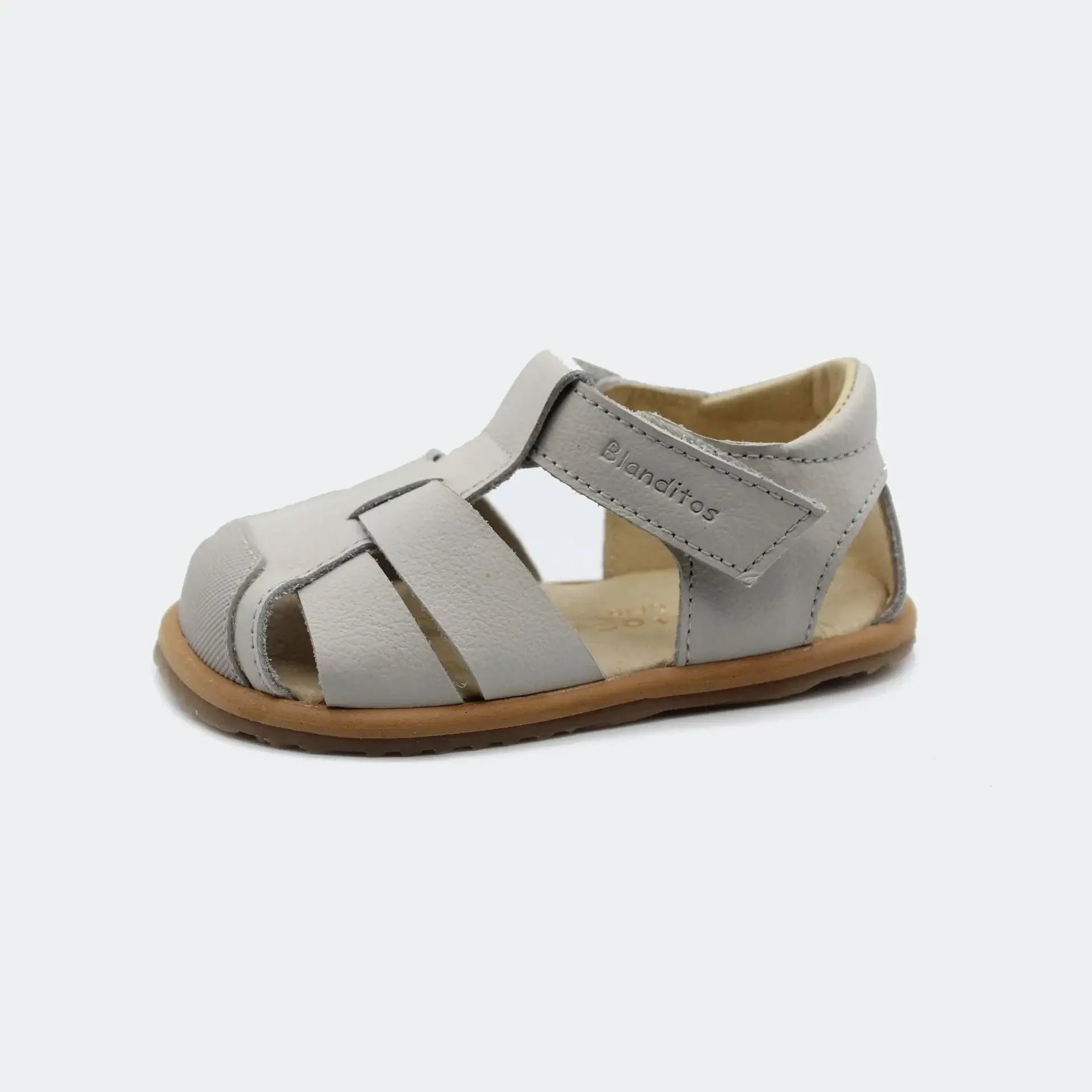 Sandálias Blanditos Costa 2025 em couro suave, design barefoot, perfeitas para brincadeiras ao ar livre.