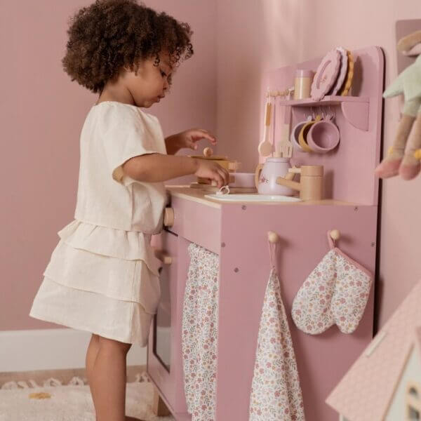 Criança brincando na Cozinha Rosa - Little Dutch, com utensílios e decoração encantadora.