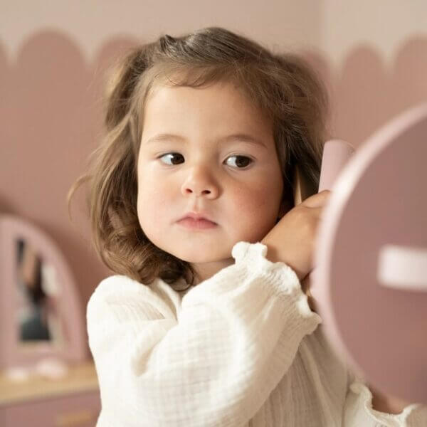 Conjunto de Cabeleireiro Little Dutch, criança brincando com acessórios de cabeleireiro em ambiente lúdico.