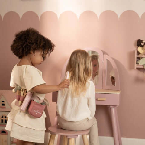 Conjunto de Cabeleireiro Little Dutch com crianças brincando de cabeleireiro em um ambiente lúdico.