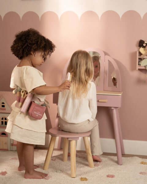 Conjunto de Cabeleireiro Little Dutch com crianças brincando de cabeleireiro em um ambiente lúdico.