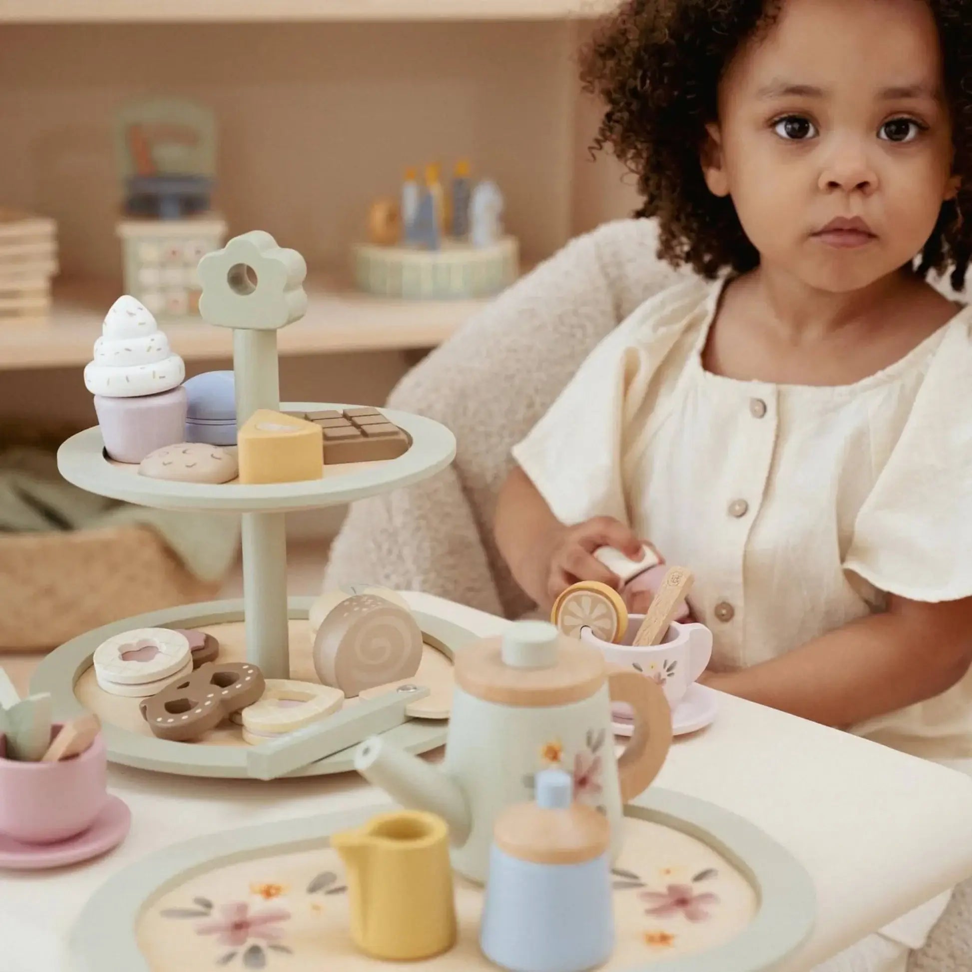 Bandeja de Bolos Little Dutch com doces e crianças brincando de chá