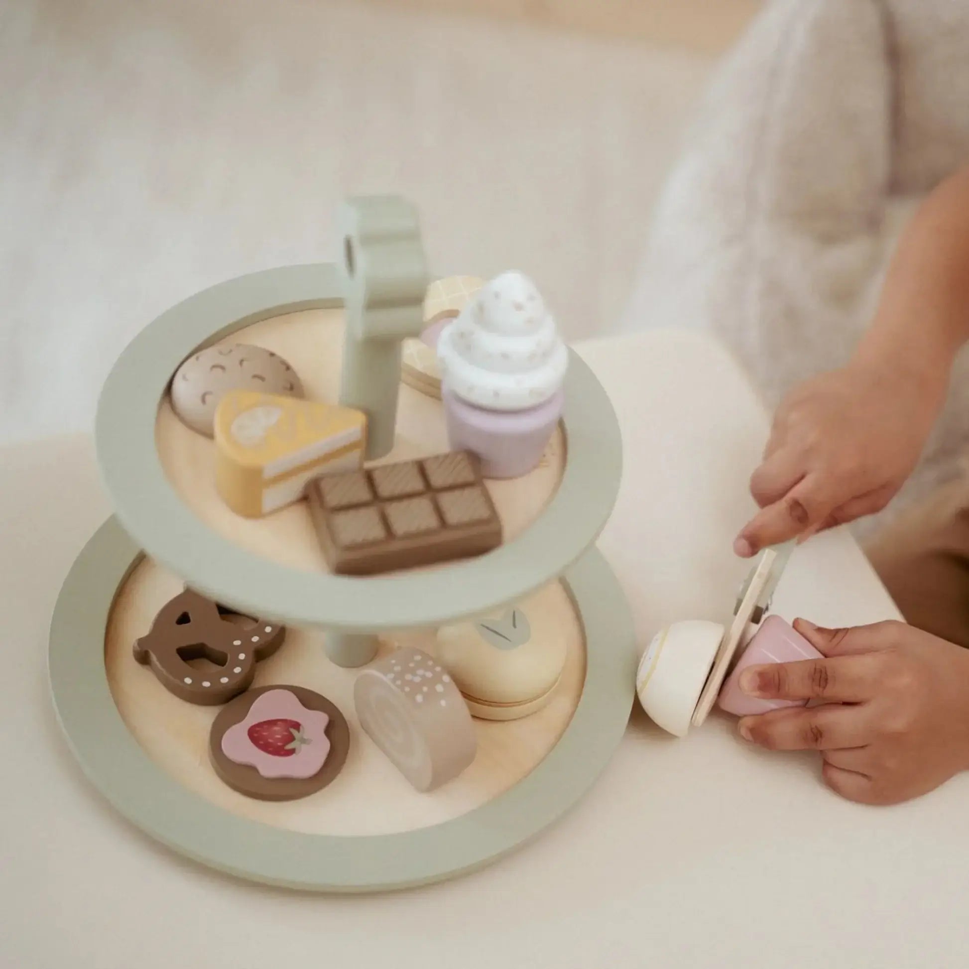 Bandeja de Bolos Little Dutch com andares e doces de madeira para brincadeiras ao faz de conta.