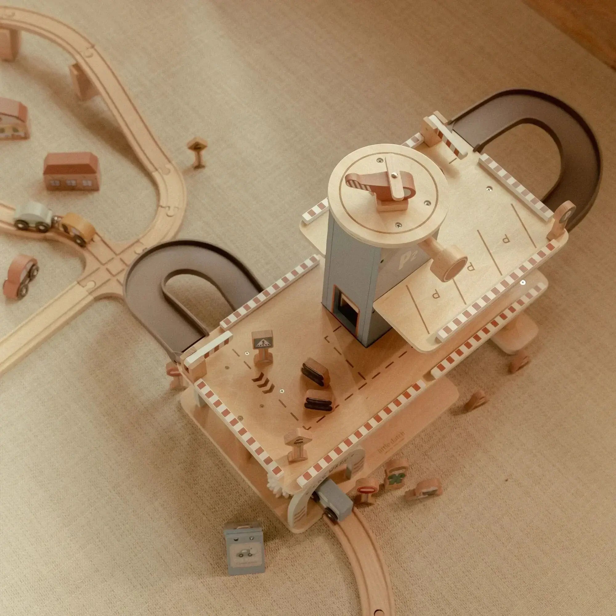 Parque de Estacionamento - Little Dutch, conjunto de garagem com estacionamento e carregamento elétrico em madeira.