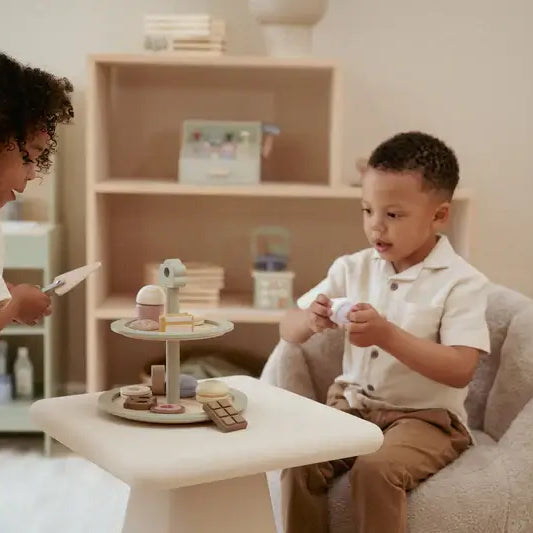 Crianças brincando com a Bandeja de Bolos Little Dutch e doces durante a hora do chá.