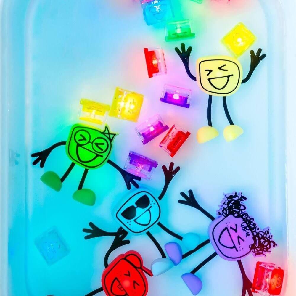 Pack Glo Pals - Personagem Sammy + 2 Cubos de luz Vermelho - Mini-Me - Baby & Kids Store