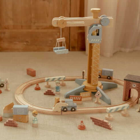 Pista com Grua de Construção - Little Dutch com grua móvel, veículos e acessórios em madeira.