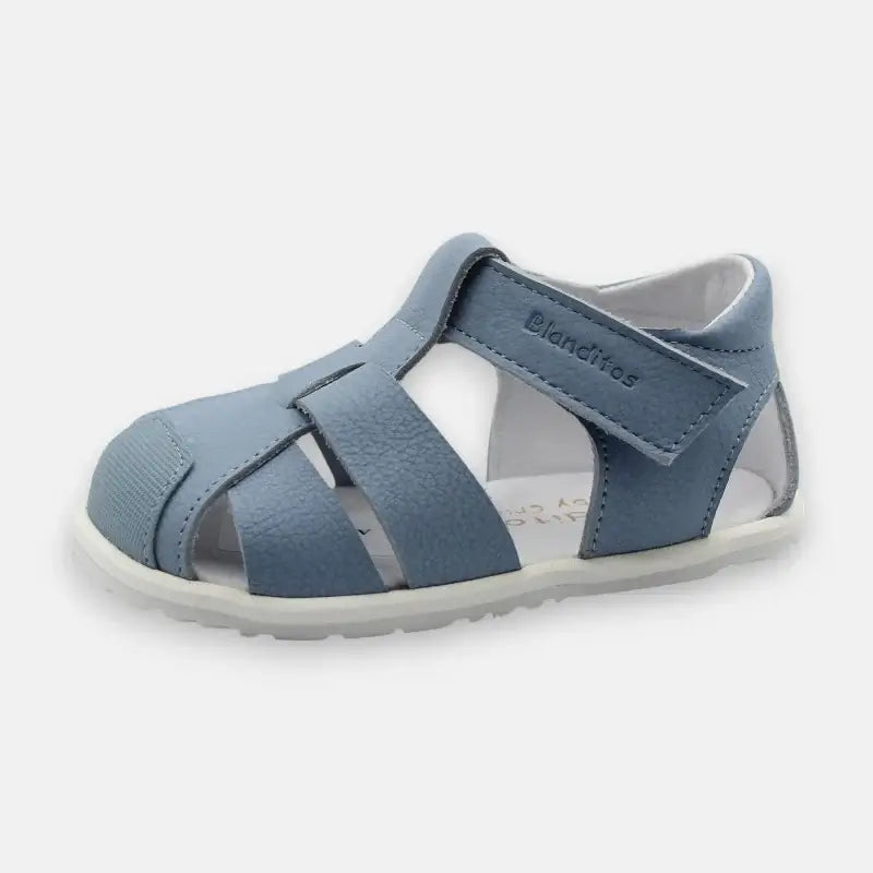 Sandália Blanditos Costa 2025 em azul, com fecho em velcro e design respirável, ideal para crianças.