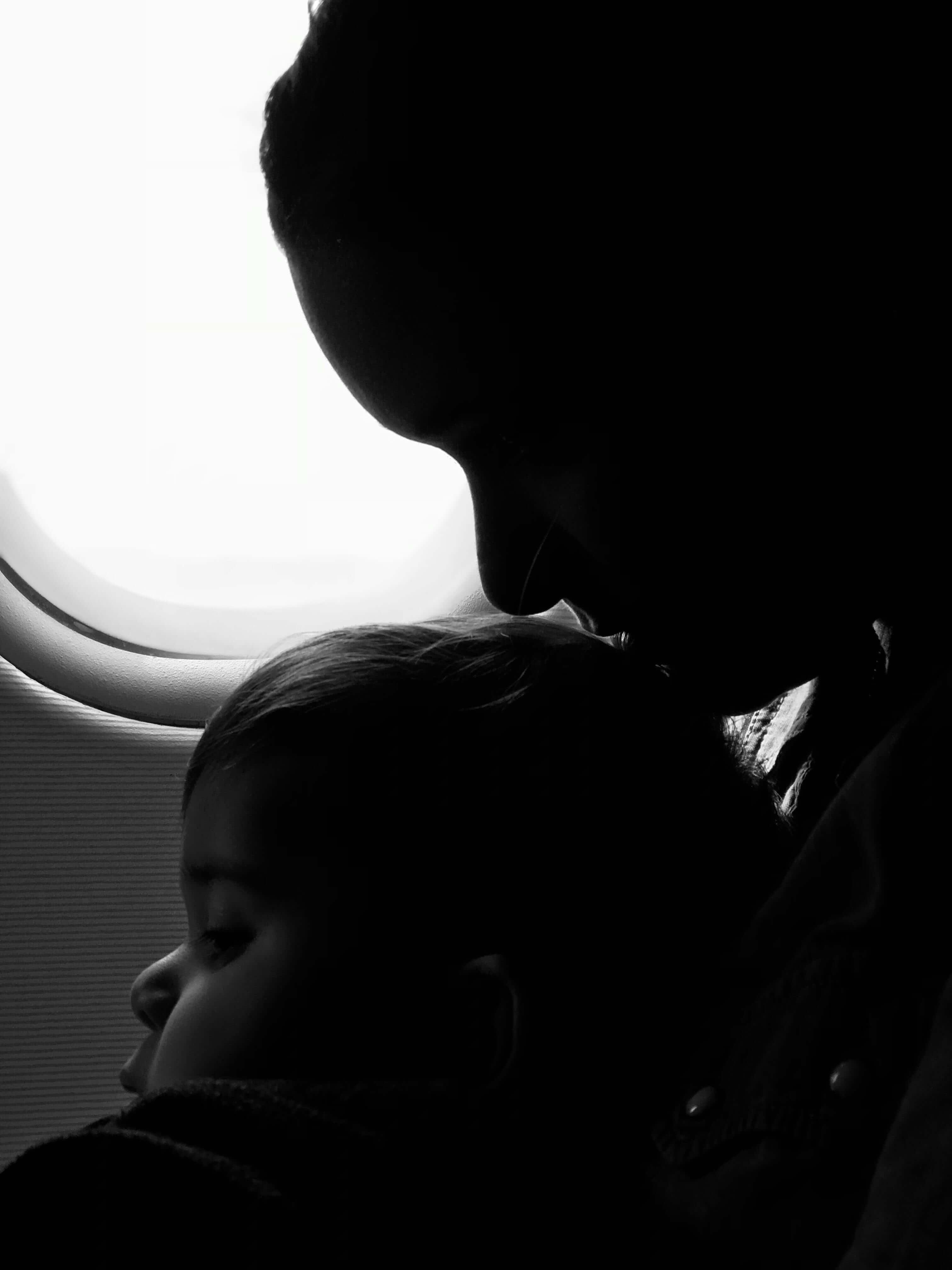 Como Viajar de Avião com Bebés: Dicas Essenciais para uma Viagem Tranquila