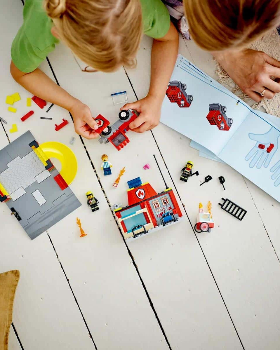 LEGO City Quartel e Camião dos Bombeiros - set divertido com três minifiguras LEGO City Quartel e Camião dos Bombeiros - set divertido com três minifiguras