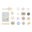 Bandeja de Bolos Little Dutch com doces de madeira coloridos e um cartão de menu, ideal para brincadeiras de chá.