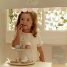 Bandeja de Bolos Little Dutch com doces coloridos, ideal para brincar de chá da tarde.