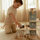 Criança brincando com Parque de Estacionamento - Little Dutch, incluindo lava-rios e pisos de estacionamento.