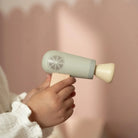 Conjunto de Cabeleireiro Little Dutch com secador de madeira em mãos de criança.