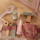 Conjunto de Cabeleireiro Little Dutch com acessórios de madeira em bolsa rosa para brincar de cabeleireiro.