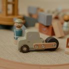 Pista com Grua de Construção - Little Dutch com veículo de construção em madeira e figuras de trabalhadores.