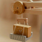 Pista com Grua de Construção - Little Dutch, grua de madeira levantando carga de brinquedo.