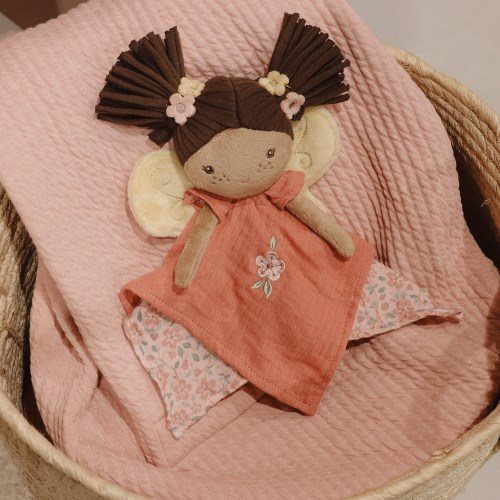 Doudou Fada Evi da Little Dutch, fada com vestido rosa e asas suaves, em cesto com mantas rosas.