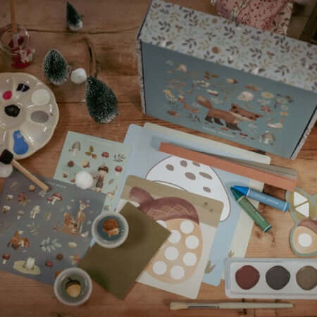 Kit de Criatividade XL Forest Friends da Little Dutch com materiais de artesanato sobre uma mesa de madeira.