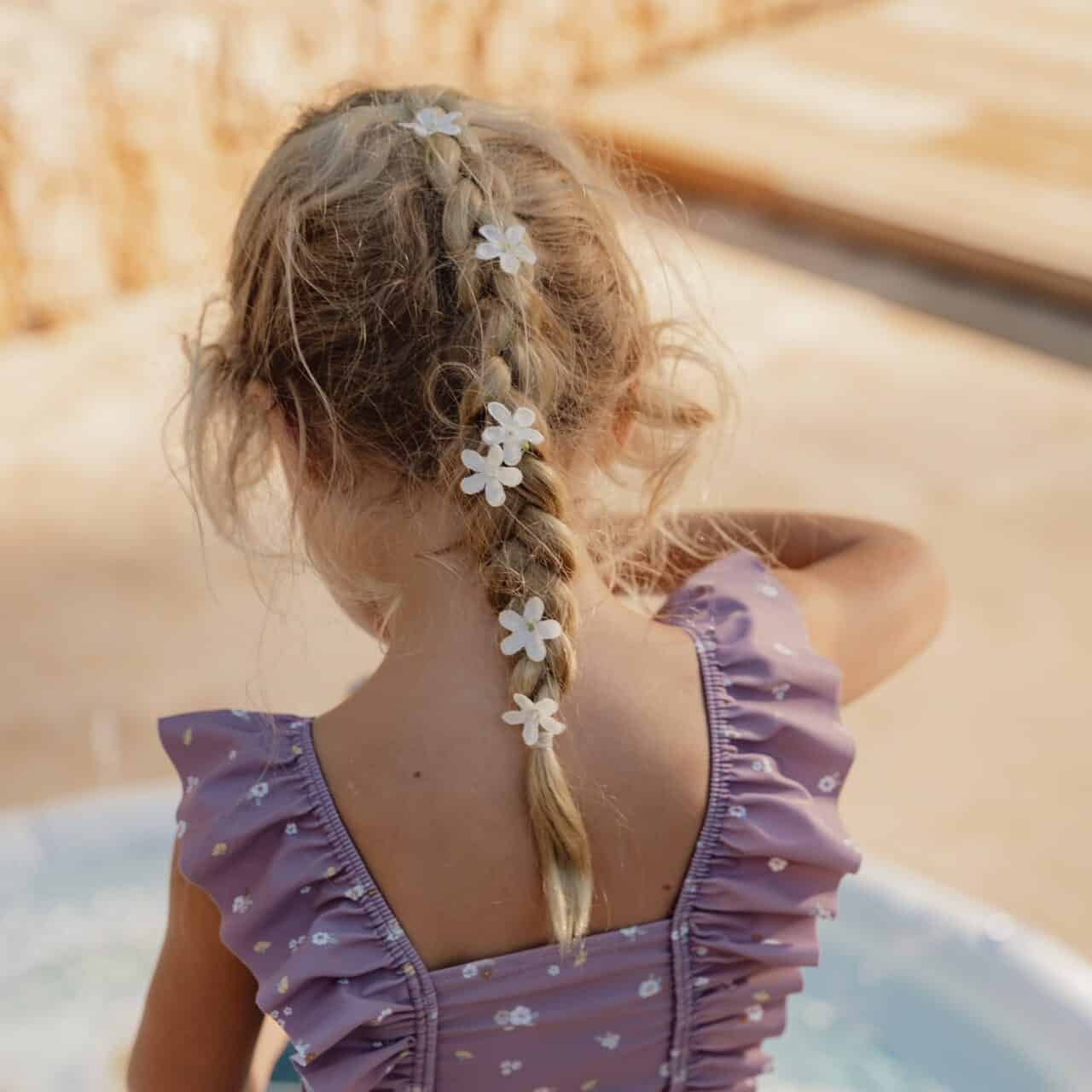 Menina com Fato de Banho Alças Mauve da Little Dutch brincando na piscina