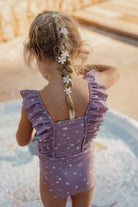 Menina com Fato de Banho Alças Mauve da Little Dutch brincando na piscina