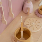 Cozinha Rosa - Little Dutch com utensílios de cozinha de madeira em tons suaves, perfeita para brincadeiras criativas.