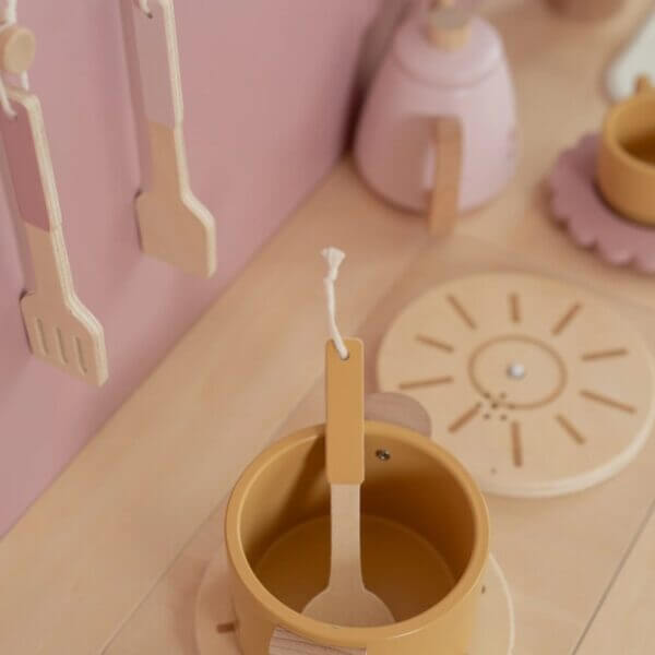 Cozinha Rosa - Little Dutch com utensílios de cozinha de madeira em tons suaves, perfeita para brincadeiras criativas.
