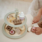 Bandeja de Bolos Little Dutch com andares e doces de madeira para brincadeiras ao faz de conta.