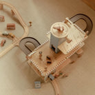 Parque de Estacionamento - Little Dutch, conjunto de garagem com estacionamento e carregamento elétrico em madeira.