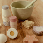 Conjunto de Pasteleiro Little Dutch com utensílios de cozinha de brincar, incluindo tigela, leite e doces.