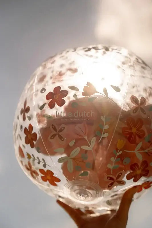 Bola insuflável de Praia 3D com flores rosa, ideal para diversão ao ar livre e fácil de esvaziar após uso.