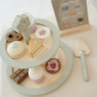 Bandeja de Bolos Little Dutch com doces de madeira, incluindo cupcakes, bolachas e chocolate.