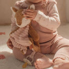 Baby cuddling the Doudou corça Fairy Garden toy, showcasing its soft textures and comforting design.