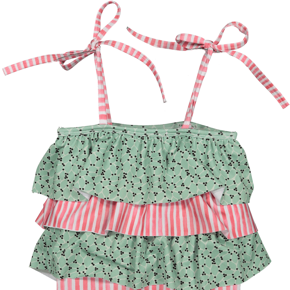 Fato de banho criança com folhos, padrão de folhas verdes e riscas rosa, alças ajustáveis com lacinhos nos ombros.