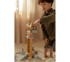 Criança brincando com Pista com Grua de Construção - Little Dutch, movimentando a grua e acessórios.